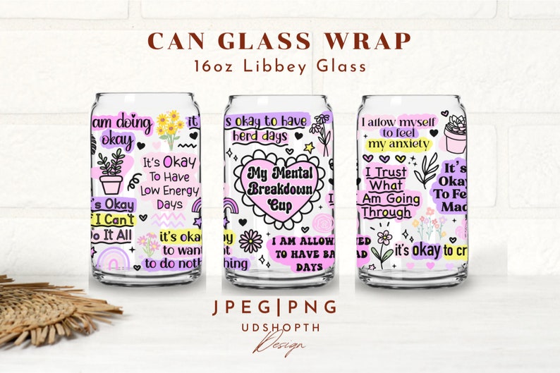 Peut inclure: Trois emballages de canettes en verre transparent avec des citations inspirantes et des motifs floraux. Le texte comprend des phrases comme "My Mental Breakdown Cup". Chaque verre est de 473 ml.