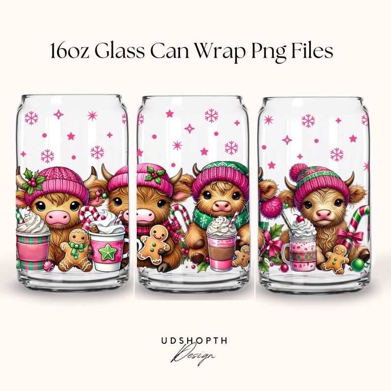 K&ouml;nnte beinhalten: Drei 473 ml Glas-Dosen-Verpackungen mit einem winterlichen Feiertags-Thema mit einer niedlichen Highland-Kuh aus der Zeichentrickfigur, die einen rosa Hut und einen Schal tr&auml;gt, eine Tasse hei&szlig;e Schokolade und einen Lebkuchen h&auml;lt. Der Hintergrund ist wei&szlig; mit rosa Sternen und Schneeflocken.