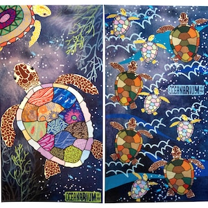Puede incluir: Dos ilustraciones coloridas de tortugas marinas sobre un fondo azul oscuro con olas blancas. Las tortugas están hechas de diferentes formas geométricas y patrones de colores. El texto "Oceanarium" aparece en ambas ilustraciones.