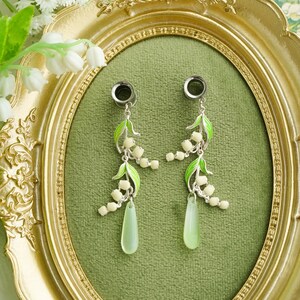 Bouchons d'oreilles fleurs faits main Bouchons d'oreilles muguet, Jauges en acier chirurgical, Poids d'oreille, Jauges d'oreille, Bouchons d'oreilles pour mariage, Jauges d'oreille pour mariage