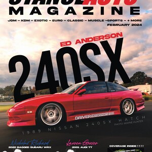 Peut inclure: Une Nissan 240SX Hatch rouge de 1989 avec des jantes noires et un autocollant Driver Motorsports. La voiture est en vedette sur la couverture du magazine StanceAuto, février 2024.