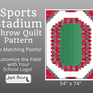 Puede incluir: Un patrón de colcha para una colcha de estadio deportivo. La colcha mide 54 pulgadas por 74 pulgadas y presenta un campo verde rodeado de bloques de ladrillo rojo y gris. El texto "Just Sew" es visible en la esquina inferior izquierda.