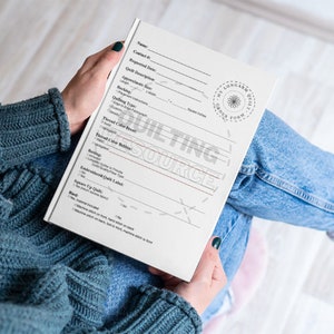Könnte beinhalten: Ein weißes Bestellformular für einen Longarm-Quiltservice. Das Formular enthält Felder für Kundeninformationen, Quiltdetails, Quilting-Typ, Garnfarbe, Rückseite und Bindung. Das Formular enthält auch einen Abschnitt für gestickte Quilt-Etiketten und quadratische Quilts.