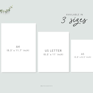 Peut inclure: Trois formats de papier blanc sont pr&eacute;sent&eacute;s : A4 (21,0 x 29,7 cm), US Letter (21,6 x 27,9 cm) et A5 (14,8 x 21,0 cm). Le texte "AVAILABLE IN 3 sizes" est &eacute;crit en cursive. Une brindille de verdure est dans le coin sup&eacute;rieur gauche.
