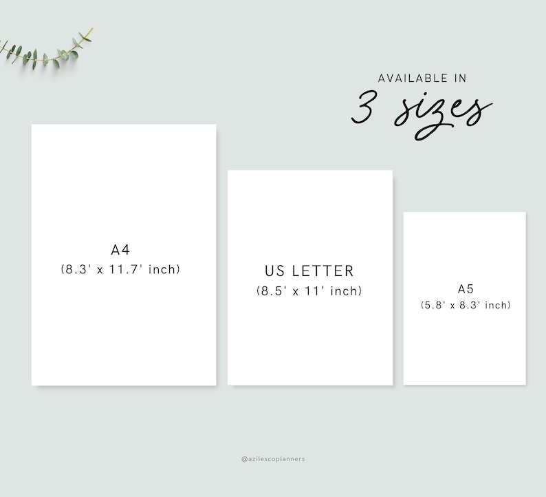 Peut inclure: Trois formats de papier blanc sont pr&eacute;sent&eacute;s : A4 (21,0 x 29,7 cm), US Letter (21,6 x 27,9 cm) et A5 (14,8 x 21,0 cm). Le texte "AVAILABLE IN 3 sizes" est &eacute;crit en cursive. Une brindille de verdure est dans le coin sup&eacute;rieur gauche.