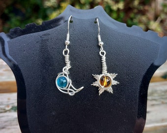 Niet-overeenkomende zilveren zon en maan blauwe tijgeroog en amber draad wrap oorbellen Boho Witchy Starburst Galaxy sieraden