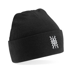 Könnte beinhalten: Schwarze Mütze mit einem weißen gestickten Design aus sich kreuzenden Linien.