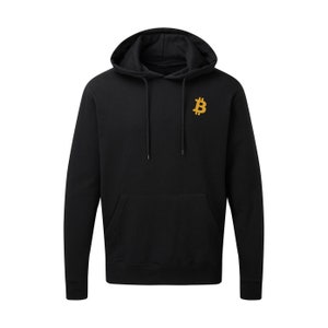 Könnte beinhalten: Schwarzer Kapuzenpullover mit einem goldenen Bitcoin-Symbol auf der Vorderseite.
