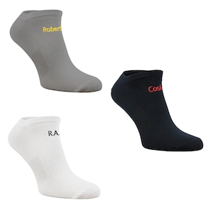 Könnte beinhalten: Drei Paar Kniestrümpfe in Weiß, Grau und Marineblau. Die Socken haben ein atmungsaktives Mesh-Design und tragen die Markennamen "R.A.", "Robert" und "Cosilana" in verschiedenen Farben.