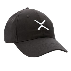 Könnte beinhalten: Eine schwarze Baseballkappe mit einem weißen gestickten 'X'-Logo.