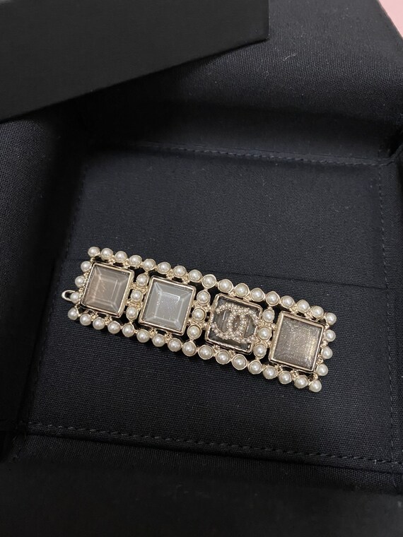 Chanel pearl cc logo grey glass barrette hair clip