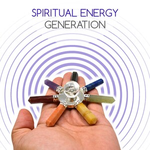 Pu&ograve; includere: Una ruota di chakra di cristallo a sette punte con un cristallo di quarzo trasparente al centro. La ruota &egrave; composta da sette cristalli di diversi colori, ognuno dei quali rappresenta un chakra diverso. La ruota gira su una base argentata. "SPIRITUAL ENERGY GENERATION" &egrave; scritto in nero sopra la ruota.