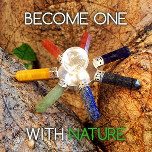Pu&ograve; includere: Una ruota rotante di chakra di cristallo con sette pietre colorate, tra cui rosso, arancione, giallo, verde, blu, indaco e viola. La ruota &egrave; su una superficie di legno con il testo "Become One With Nature".