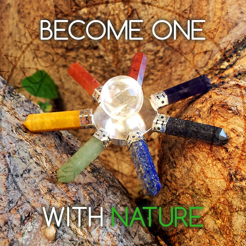 Pu&ograve; includere: Una ruota rotante di chakra di cristallo con sette pietre colorate, tra cui rosso, arancione, giallo, verde, blu, indaco e viola. La ruota &egrave; su una superficie di legno con il testo "Become One With Nature".