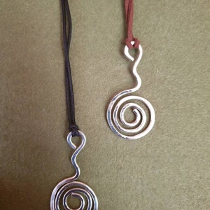 Sterling Silber Textured Hammered Spiral Schmuck Halskette. Bewusstsein der Natur. Kunstleder verstellbar. Schwarz und braun. Perfektes Geschenk Bild 2
