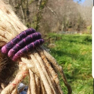 Beerenmischung. Lila Dreadlock-Spirale, biegsamer Drahtwickel, ethische Merinowoll-Loc-Krawatte. Design zur Schadensverhütung, Dread-Brötchen, Space-Bun-Himmel. Bild 5