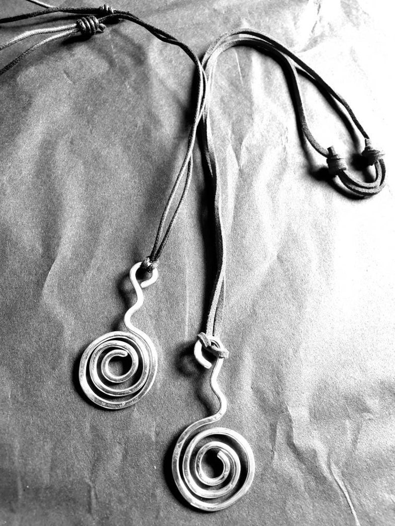 Sterling Silber Textured Hammered Spiral Schmuck Halskette. Bewusstsein der Natur. Kunstleder verstellbar. Schwarz und braun. Perfektes Geschenk Bild 3