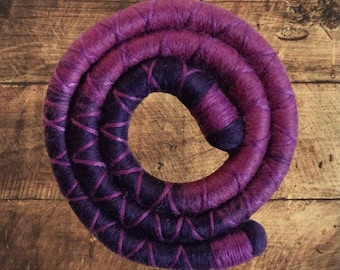 Beerenmischung. Lila Dreadlock-Spirale, biegsamer Drahtwickel, ethische Merinowoll-Loc-Krawatte. Design zur Schadensverhütung, Dread-Brötchen, Space-Bun-Himmel.