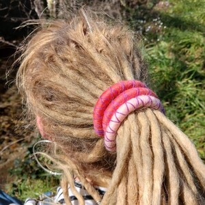 Pixie Rosa. Dreadlock wollige Spiralhaarbänder. Ethisches, natürliches Accessoire aus Merinowolle Lok und Pferdeschwanzstreifen. Verhütung Getrockneter Schäden. Bild 5