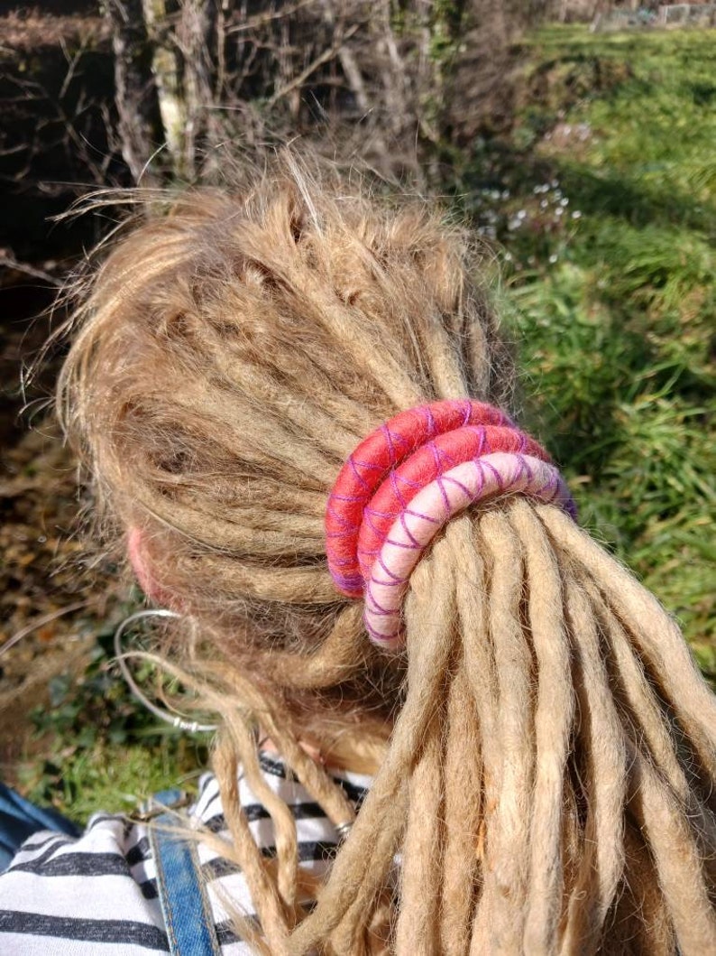 Pixie Rosa. Dreadlock wollige Spiralhaarbänder. Ethisches, natürliches Accessoire aus Merinowolle Lok und Pferdeschwanzstreifen. Verhütung Getrockneter Schäden. Bild 5