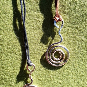 Sterling Silber Textured Hammered Spiral Schmuck Halskette. Bewusstsein der Natur. Kunstleder verstellbar. Schwarz und braun. Perfektes Geschenk Bild 4
