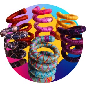 Beerenmischung. Lila Dreadlock-Spirale, biegsamer Drahtwickel, ethische Merinowoll-Loc-Krawatte. Design zur Schadensverhütung, Dread-Brötchen, Space-Bun-Himmel. Bild 3