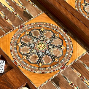 Juego de backgammon XL de madera de olivo del Líbano con incrustaciones de perlas reales - Ranuras laterales para dados y damas - 21"x21"