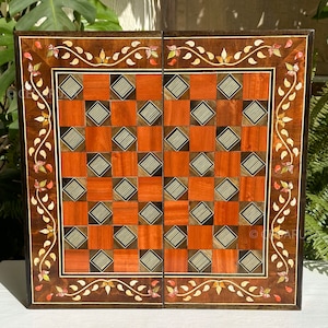 Jeu d'échecs vintage unique en son genre 20 x 20 po. avec perles de la Méditerranée