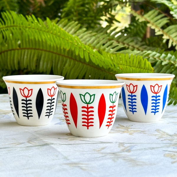 Tazze da caffè libanesi: set regalo Fnejin Ahwe in ceramica fatto a mano, rosso, nero e blu, dal Libano.