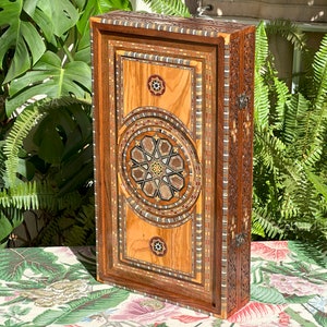 Backgammonset i olivträ: Inlägg av libanesiska pärlor, tärningar och dam (50x50 cm) från Libanon