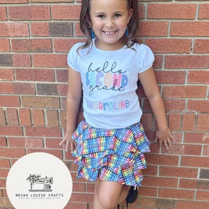 Zweite Klasse Outfit, Back to School Outfit, Crayon Design, Besticktes Shirt, Passendes Shirt und Rock, Erster Schultag