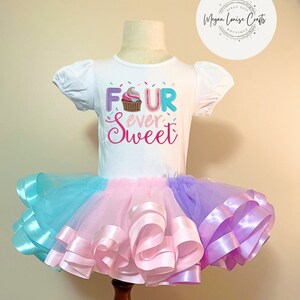 Vier süße Geburtstags-Outfit, Candy Geburtstags-Outfit, 4. Geburtstag Outfit, süßes Geburtstags-Shirt, Candy Geburtstags-Thema, Cupcake, Custom