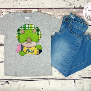 Jungen Schulhemd, Erster Schultag T-Shirt, personalisiertes Hemd, gestickt, erste Klasse, Vorschule, Hemd mit Namen, Dinosaurier