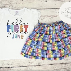 Erste Klasse Outfit, Back to School Outfit, Crayon Design, besticktes Shirt, passendes Shirt und Rock, erster Schultag