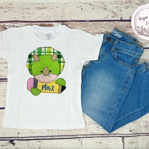 Jungen Schulhemd, Erster Schultag T-Shirt, personalisiertes Hemd, gestickt, erste Klasse, Vorschule, Hemd mit Namen, Dinosaurier