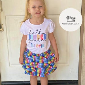 Kindergarten Outfit, Back to School Outfit, Crayon Design, Besticktes Shirt, passendes Shirt und Rock, zur Einschulung