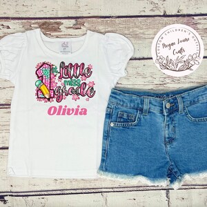 Erste Klasse Shirt, Zurück zu Schul Outfit, Regenbogen Schul Shirt, Buntstift Schul Shirt, Grundschule, Erster Schultag