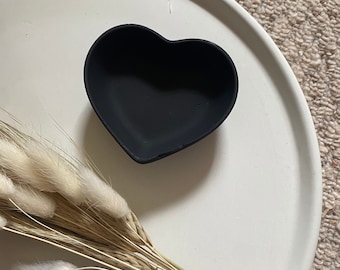 Plato de baratijas con forma de corazón de hormigón negro mate / Almacenamiento de joyas hecho a mano