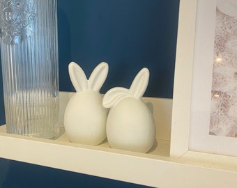 Huevo de Pascua de hormigón con orejas de conejo / Decoración primaveral