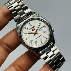 Rare Vintage Seiko 5 Automatic ,White Roman Dial, Silver Case, Day/Date  Caliber No. 7s26, Men&#39;s Wrist Watch Japan Made,