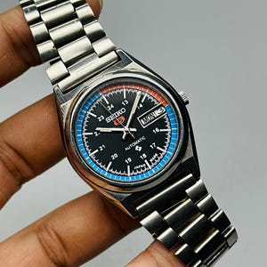 Raro reloj automático vintage Seiko 5, esfera negra Racer, caja plateada, calibre n.° 7s26, para hombre, fabricado en Japón.