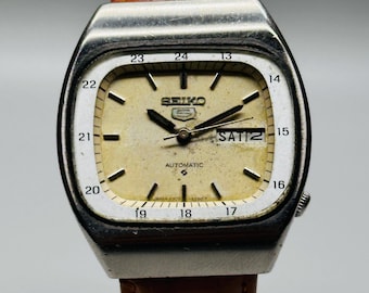 Reloj automático vintage Seiko 5: esfera amarilla, caja plateada, fabricado en Japón.