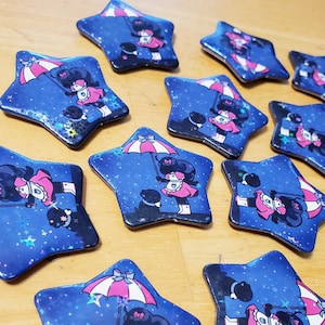 Op de afbeelding: Een handgemaakt houten bord met de tekst "Welcome" in een speels lettertype. Het bord heeft een verweerde afwerking en een eenvoudig, rustiek ontwerp, perfect voor een voordeur of entree. Het bord is ongeveer 30 cm breed.