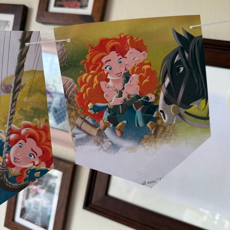 Peut inclure: Guirlande de fanions illustr&eacute;s tir&eacute;s d'une histoire pour enfants. Les fanions repr&eacute;sentent un personnage roux avec trois autres personnages et un cheval noir. Les fanions sont reli&eacute;s par une ficelle blanche.