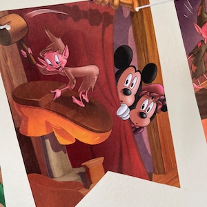 Peut inclure: Une illustration colorée d'un lutin de dessin animé martelant une chaussure, avec Mickey et Minnie Mouse qui regardent d'un coin de l'œil derrière un rideau rouge.
