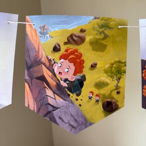 Peut inclure: Une banni&egrave;re en forme de fanion avec une illustration &agrave; l'aquarelle d'un personnage de dessin anim&eacute; aux cheveux boucl&eacute;s roux grimpant une falaise rocheuse. L'arri&egrave;re-plan montre un champ vert, des arbres et un plan d'eau. Deux petites figures sont en bas.