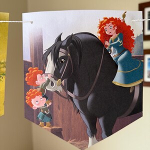 Peut inclure: Une banni&egrave;re avec une illustration de dessin anim&eacute; d'une femme aux cheveux roux boucl&eacute;s montant un cheval noir. Deux jeunes gar&ccedil;ons aux cheveux roux boucl&eacute;s se tiennent pr&egrave;s du cheval. La femme porte une robe bleue.