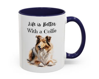 Könnte beinhalten: Ein weißer Keramikbecher mit dunkelblauem Innenraum und Henkel. Auf der Vorderseite befindet sich eine detaillierte Illustration eines liegenden, zobelfarbenen und weißen Collie-Hundes sowie der schwarze Schriftzug, Life is Better With a Collie.