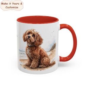 Può includere: Tazza in ceramica bianca con interno e manico rossi. La tazza presenta un'illustrazione ad acquerello di un cane marrone seduto su una spiaggia. Il testo "Make it Yours & Customize" è in una cornice decorativa.