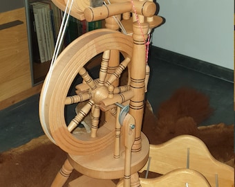 Wooden spinning wheel, smooth running (not for decoration)